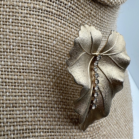 Vintage Brooch Pin Brushed Textured Gold Tone Leaf Crystal Rhinestones Judy Lee - Picture 7 of 16